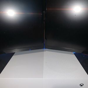 Xbox One Digital 1TB has 10 games with controller